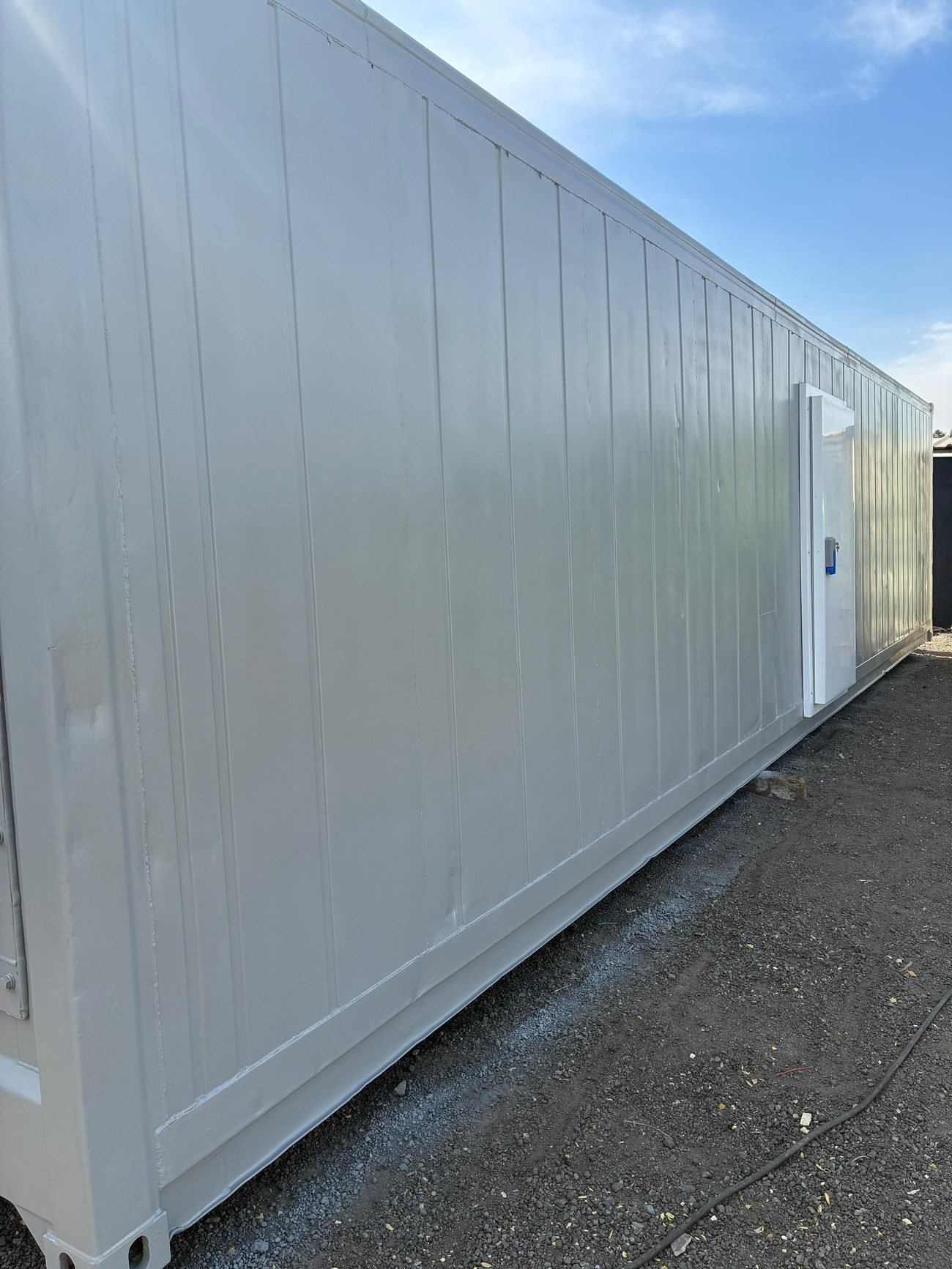 Lateral de contêiner frigorífico com porta de acesso